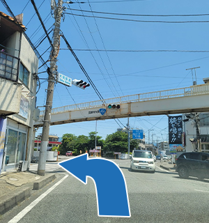 県道87号を大岡駅方面へ進みます。大岡駅前の交差点を左折します。