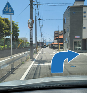 道なりに進み、美富士製菓店の手前のT字路を右折します。